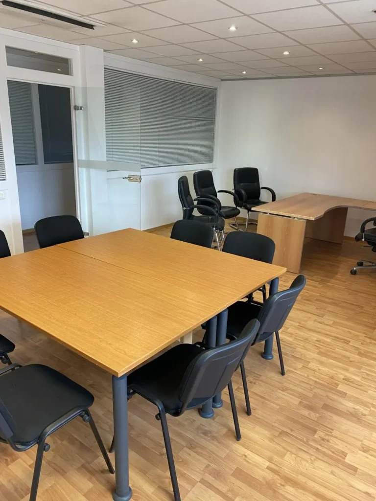 Bureau Olea, 2 bureaux avec fauteuils et chaises - Espace Coworking Malemort