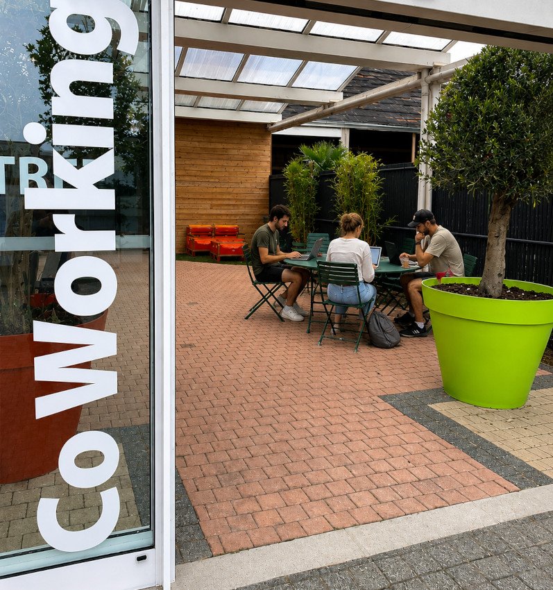 nomade digital installés dans l'espace-coworking-malemort
