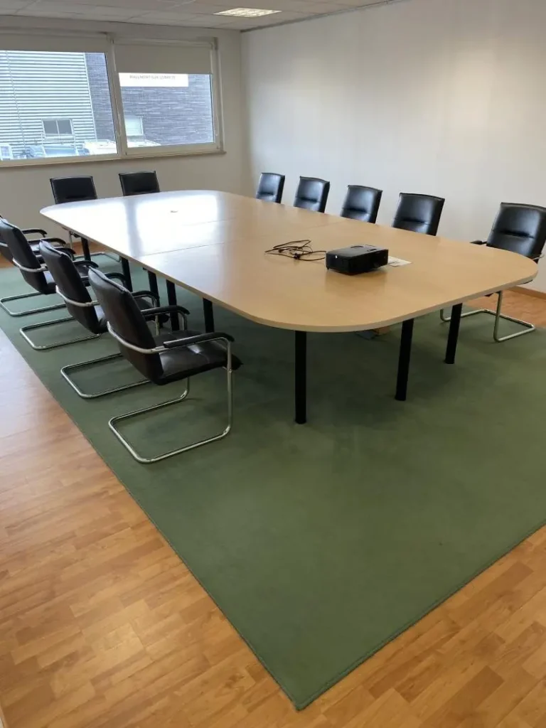 Grande salle de réunion Parrotia avec fauteuils autour d'un bureau - Espaces Coworking Malemort
