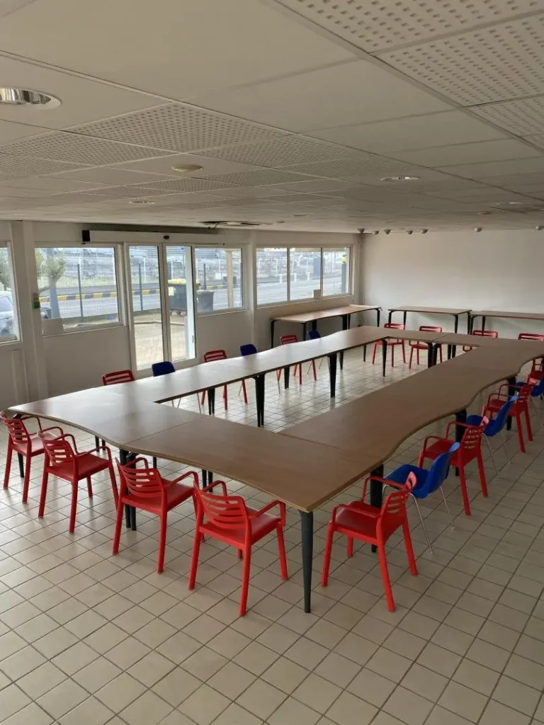 Grande salle de réunion Sequoia avec chaises en forme de U - Espaces Coworking Malemort
