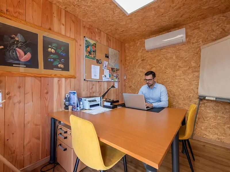 Bureau ILex avec une personne au travailIe - Espaces Coworking Malemort