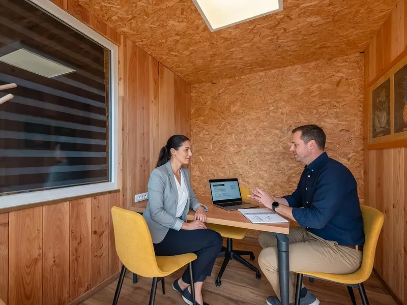 BureauTaxus avec 2 personnes autour du bureau - Espaces Coworking Malemort
